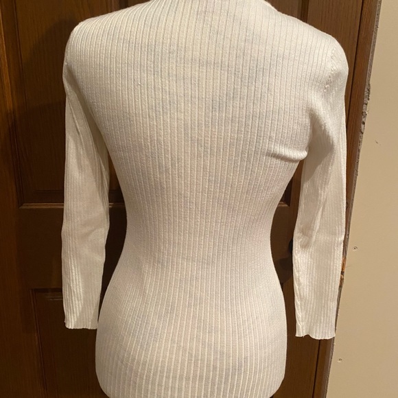 Jennifer Lopez Cream Colored Ribbed Sweater - Picture 3 of 5